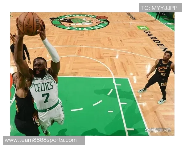 布朗称赞塔图姆积极参与客场比赛展现出色团队精神